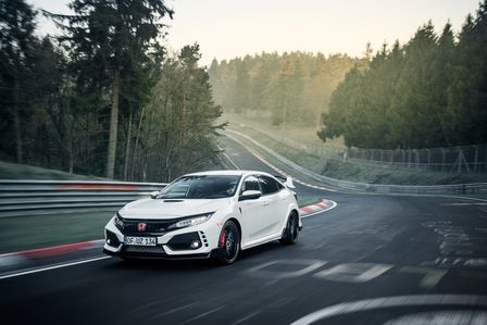Troj&scaron;tvrťov&yacute; pohľad spredu na Hondu Civic Type R na okruhu N&uuml;rburgring.