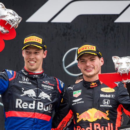 Dvaja jazdci tímu Honda Racing na stupňoch víťazov v pretekoch seriálu Formuly 1.