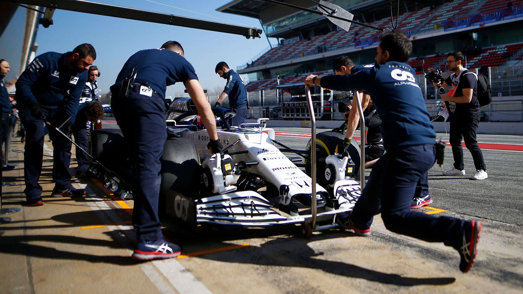 Pretekárske vozidlo s tímom Scuderia Toro Rosso.