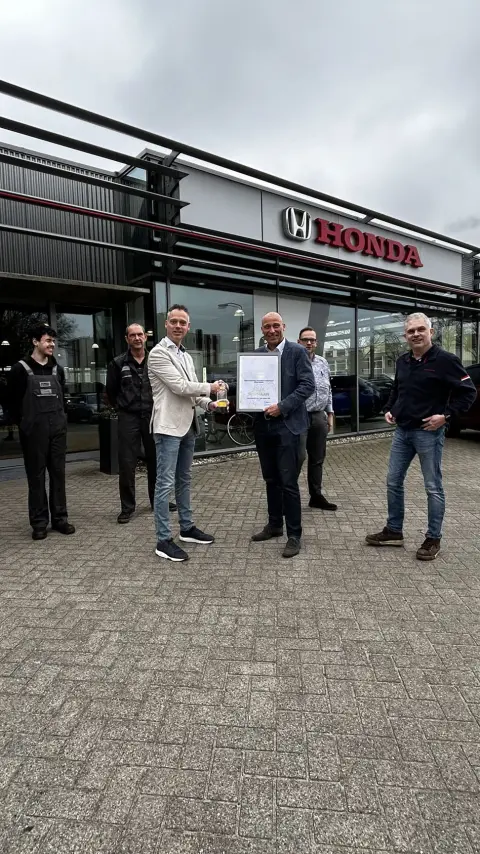 Francúzsky predajca dostáva svoje ocenenie za predajné služby. 