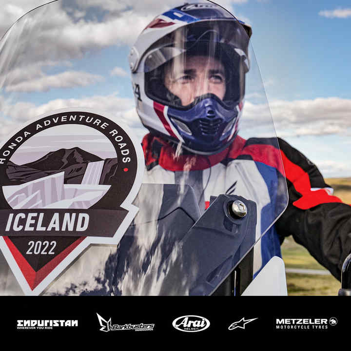 Muž na motocykli Honda na Islande