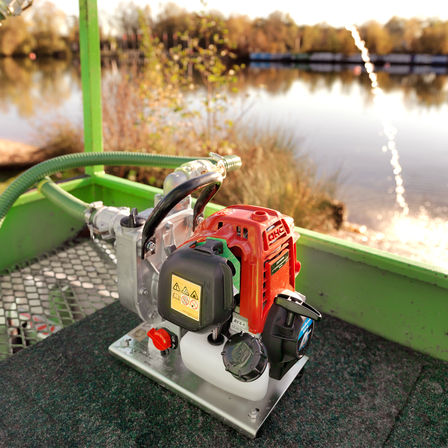 Pribl&iacute;žen&yacute; pohľad na ľahk&eacute; vodn&eacute; čerpadlo počas použ&iacute;vania.