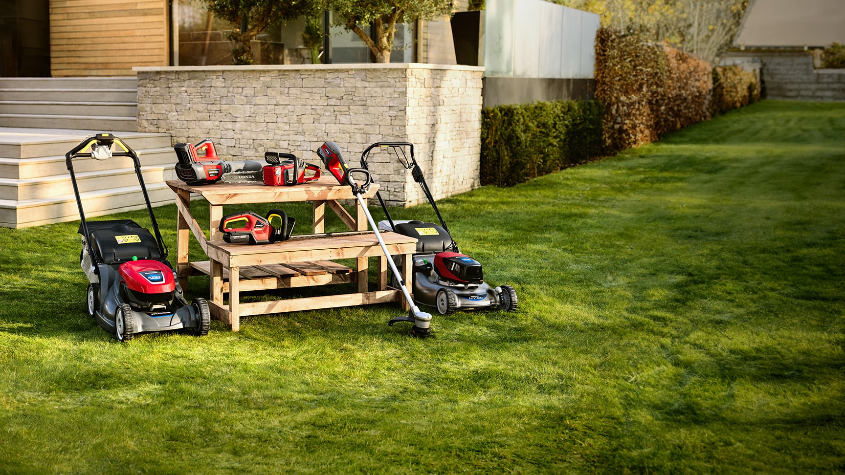 Žena používa plotostrih v záhrade