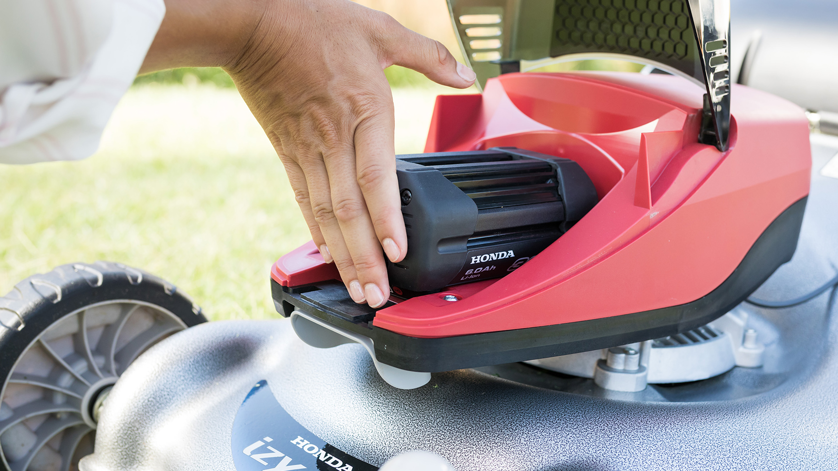 Muž pripája batériu do akumulátorového plotostrihu