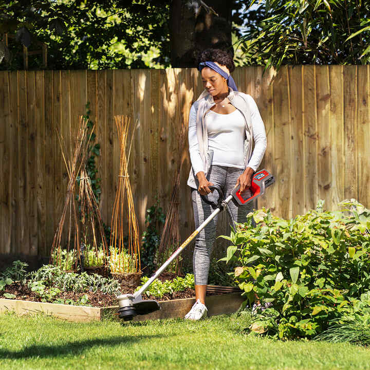 Žena používa akumulátorový vyžínač