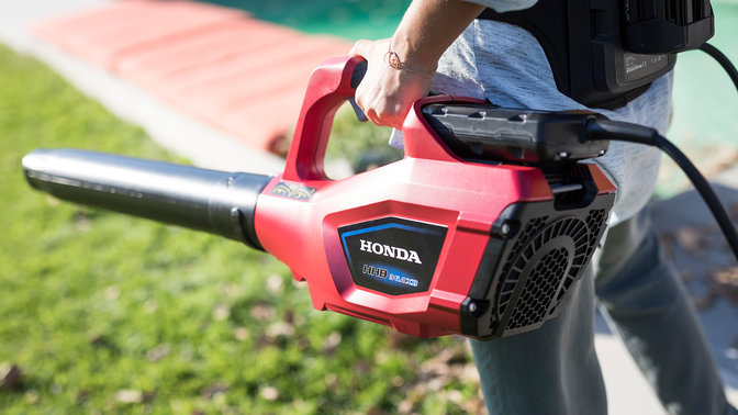 Detailný záber na akumulátorový fukár Honda.