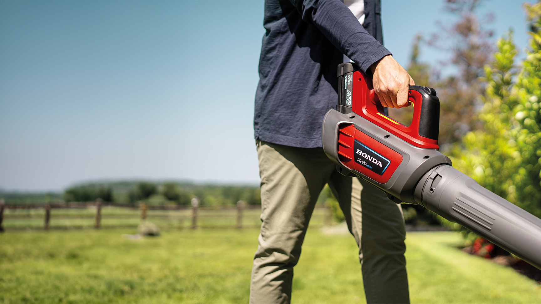 Muž používa akumulátorový fukár v záhrade.