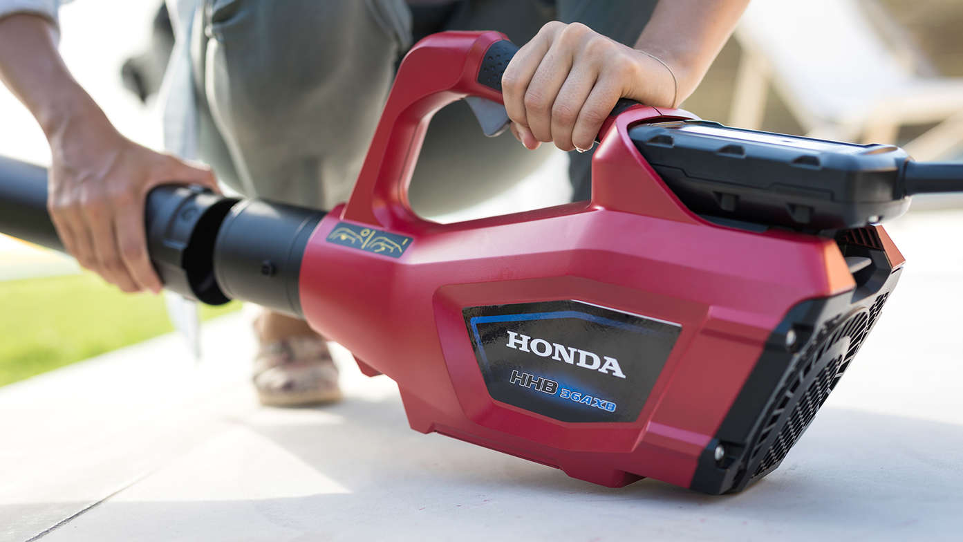Detailný záber na figuranta vymieňajúceho dýzy akumulátorového fukára Honda.