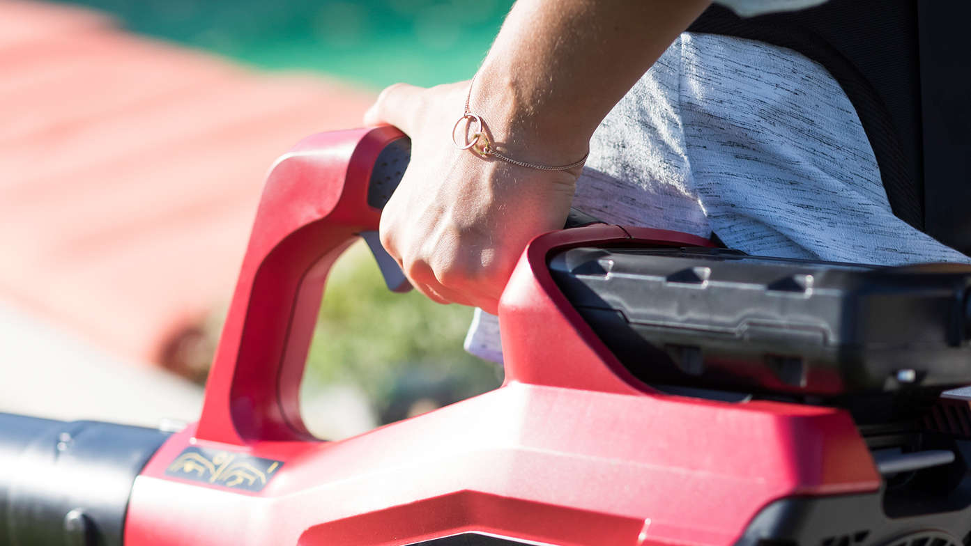 Detailný záber na akumulátorový fukár Honda s nastaviteľnou reguláciou rýchlosti.