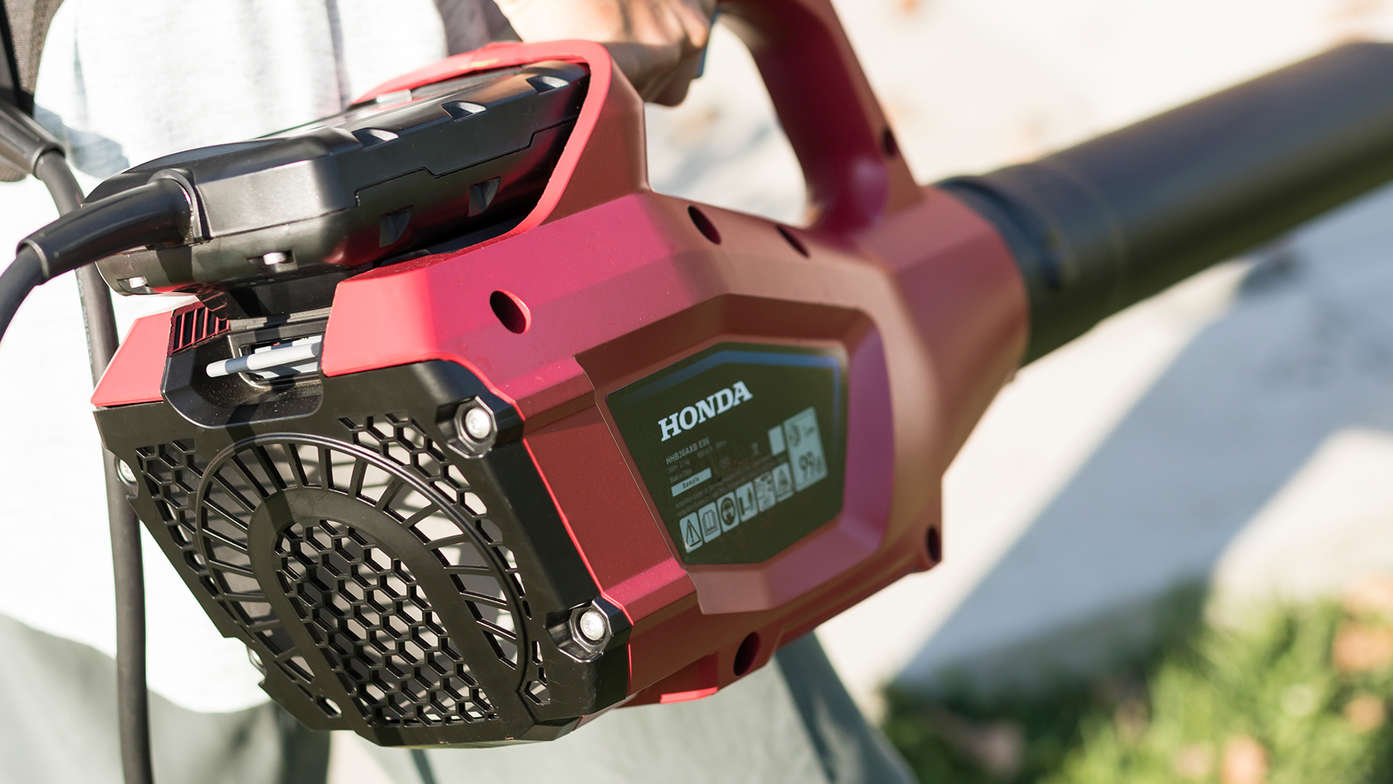 Detailný záber na fukár Honda s pripojenou batériou.