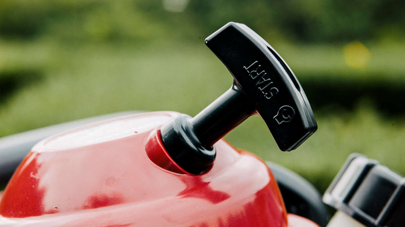 Detailný záber na štartovacie lanko plotostrihu