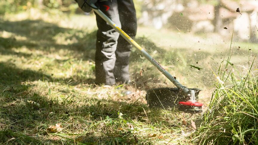 Pracovníci s krovinorezmi UMK450 v lesnom prostredí