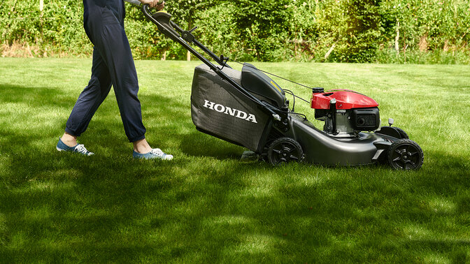  Bočný pohľad na model Honda HRN v záhrade.
