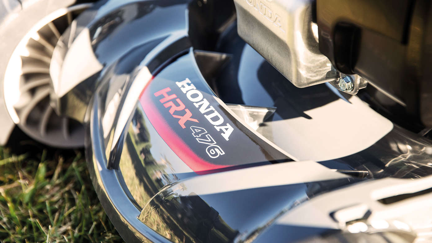 Priblížený pohľad na žacie teleso kosačky Honda HRX.