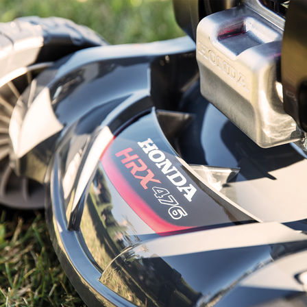 Pohľad sprava, detail loga Honda HRX.