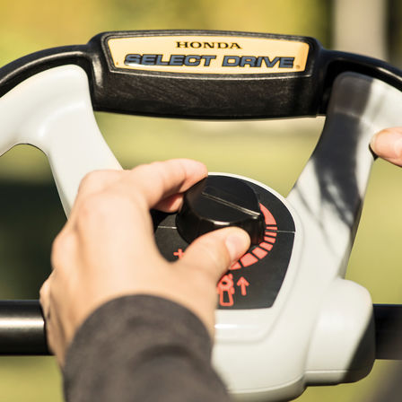 Priblížený pohľad na systém Select Drive kosačky Honda HRX.