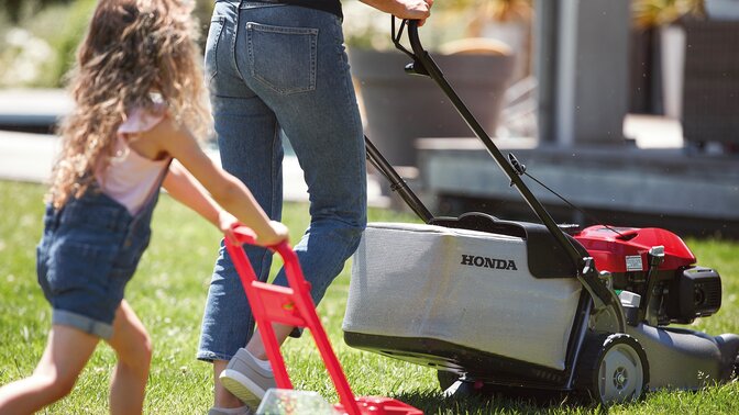 Trojštvrťový pohľad na model Honda IZY a ženu s dieťaťom