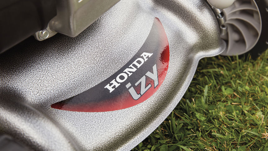 Detailný záber na oceľovú povrchovú úpravu modelu Honda IZY