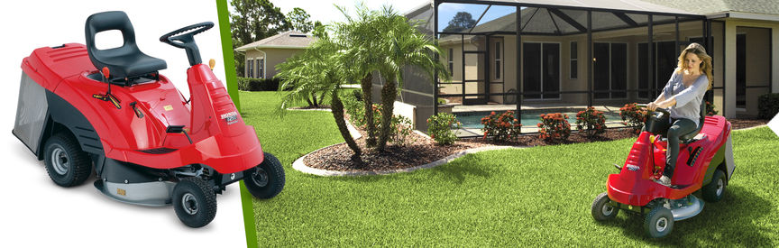 Vľavo: Traktorov&aacute; kosačka Honda, predn&yacute; troj&scaron;tvrťov&yacute; pohľad, sprava. Vpravo: Traktorov&aacute; kosačka, počas prev&aacute;dzky, na z&aacute;hrade.