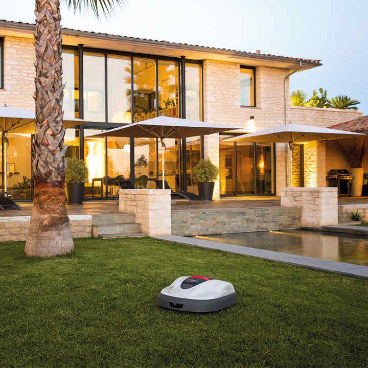 Kosačka Miimo 310 pri práci na záhradnom trávniku.