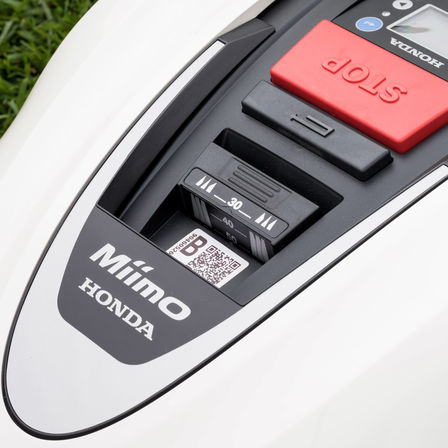 Detailný záber na ovládací panel kosačky Honda Miimo.