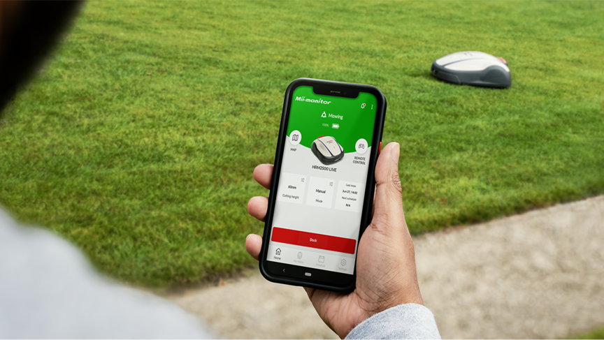 Osoba drží telefón a pozerá sa na aplikáciu