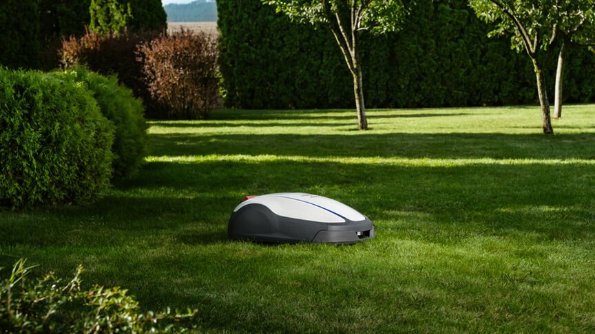 Osoba drží telefón a pozerá sa na aplikáciu