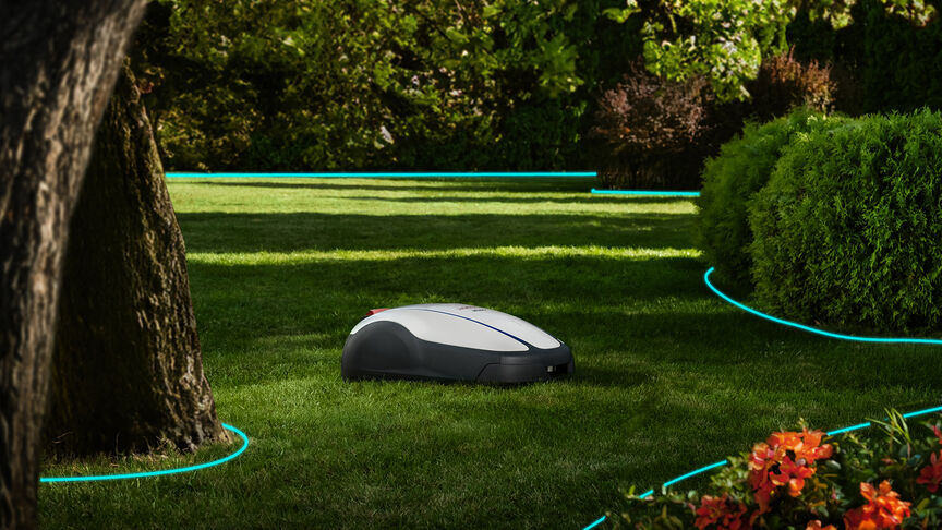 Osoba drží telefón a pozerá sa na aplikáciu