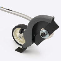 Nadstavec zariadenia Honda Versatool so zarovn&aacute;vačom okrajov tr&aacute;vnika so zameran&iacute;m na kryt noža.