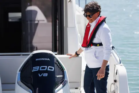 Detailný záber na model BF350 na lodi na mori.