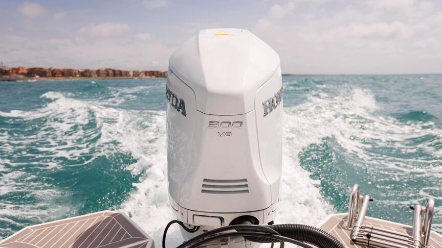 Detailný záber na loď s dizajnom prevodovky motora BF350 na mori.