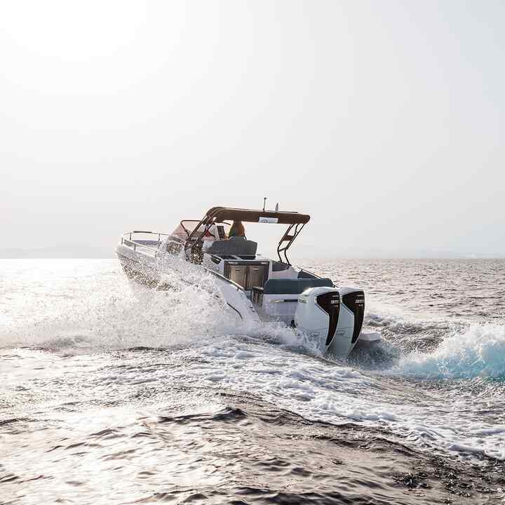 Dvaja figuranti riadia loď na mori s motorom Honda BF350 V8.