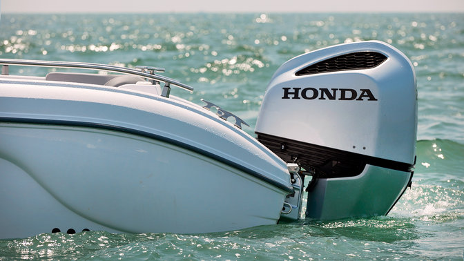 Pohľad zboka na čln s lodným motorom Honda.