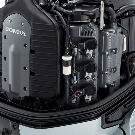 Detailný pohľad na lodný motor Honda.