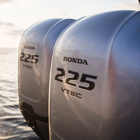 Detailný pohľad na 2 lodné motory Honda BF225.