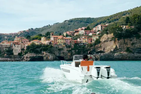 Figuranti v zadnej časti lode s motorom BF150 L4 na mori.