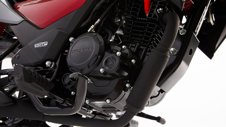 Červená Honda CB125F, štúdiový záber, detail na motor