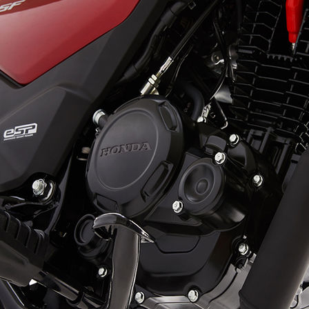 Červená Honda CB125F, štúdiový záber, detail na motor