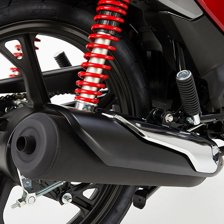 Červená Honda CB125F, štúdiový záber, detail na výfukové potrubie