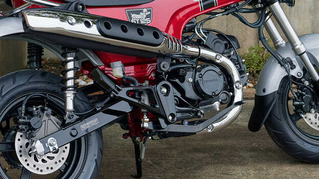 Detailný záber na motor modelu Dax 125