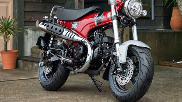 Detailný záber na pneumatiky modelu Dax 125