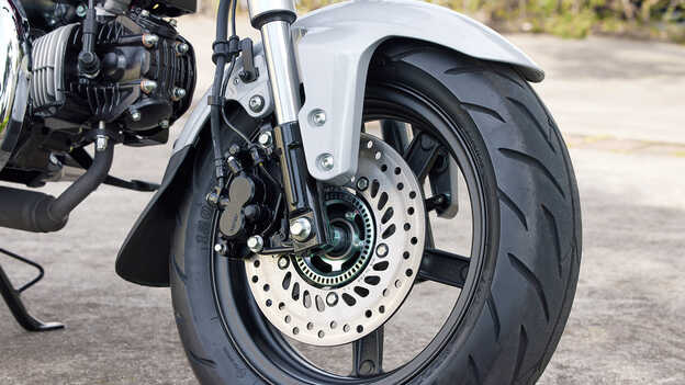 Detailný záber na brzdy modelu Dax 125