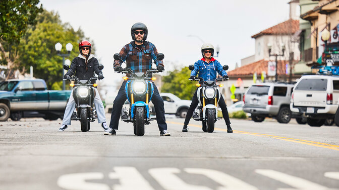 MSX125 Grom – skupina jazdcov v meste