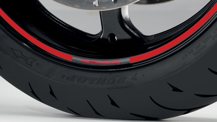 MSX125, priblížený pohľad na koleso motocykla s nálepkou Honda.