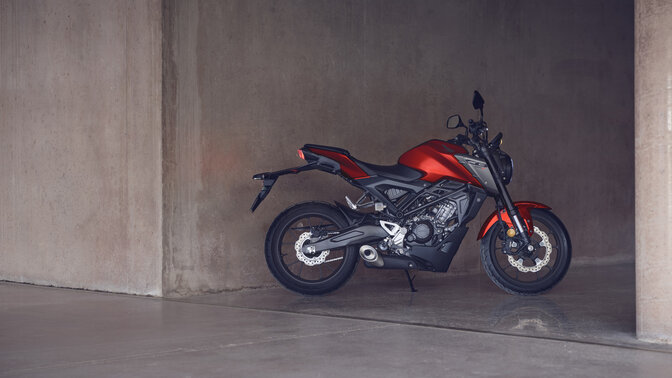 Honda Monkey na bočnom stojane na ceste s jazdcom