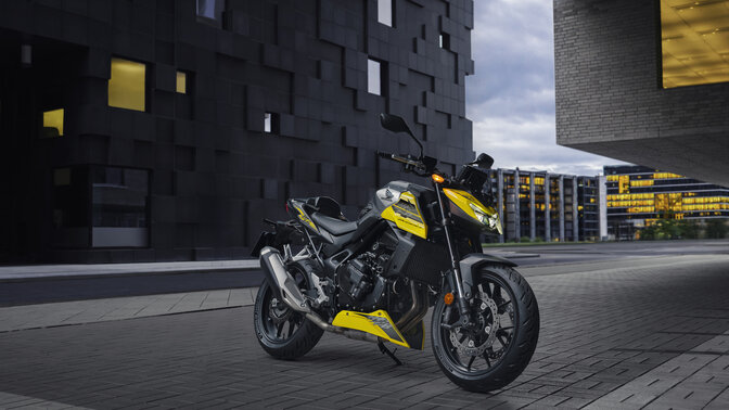 Honda C1000R s jazdcami na ceste