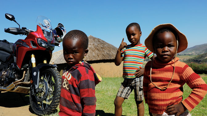 Malé deti sa vonku zhromaždili okolo CRF1000L Africa Twin