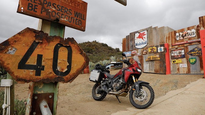 Motocykel Honda CRF1000L Africa Twin zaparkovaný pri čerpacej stanici.