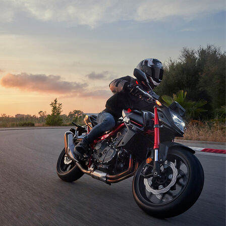 Dynamický záber na model Honda CB750 Hornet na ceste