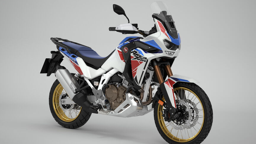 Trojštvrťový pohľad spredu z pravej strany na model Honda CRF1100 Africa Twin v štúdiu